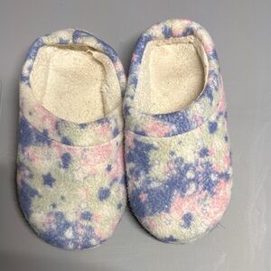 Cuddl Duds Tie-Dye Fleece Slippers